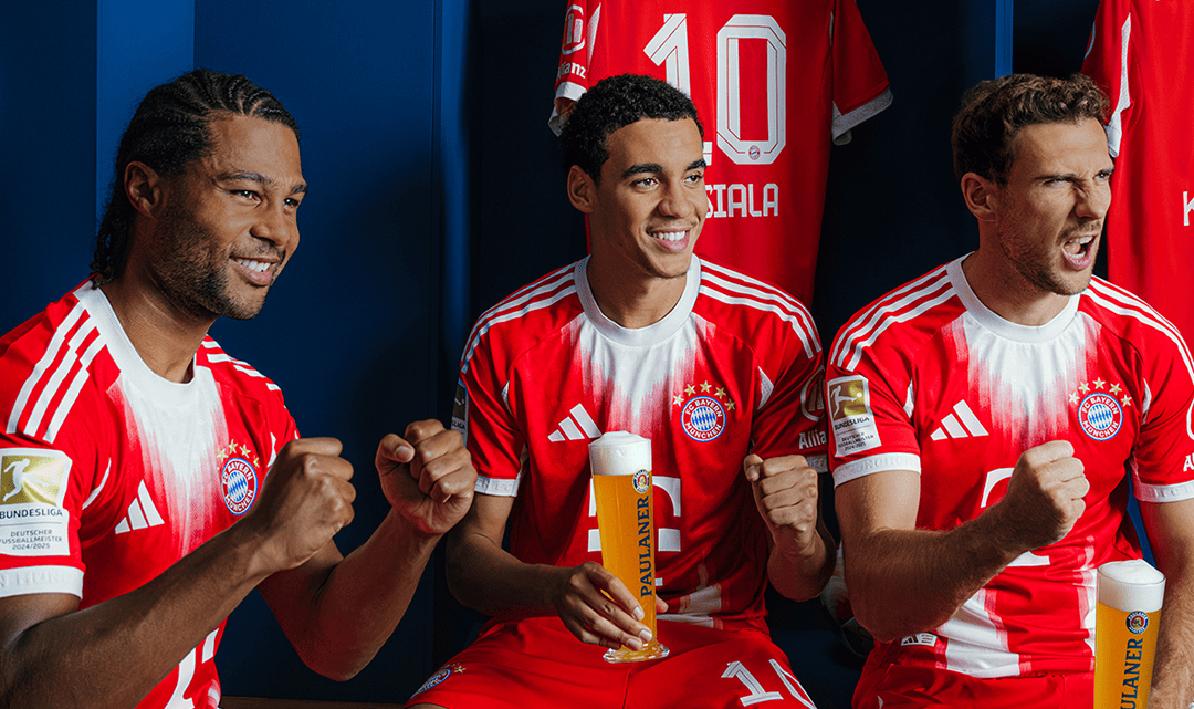 Drei FC Bayern München Spieler sitzen in der Umkleidekabine